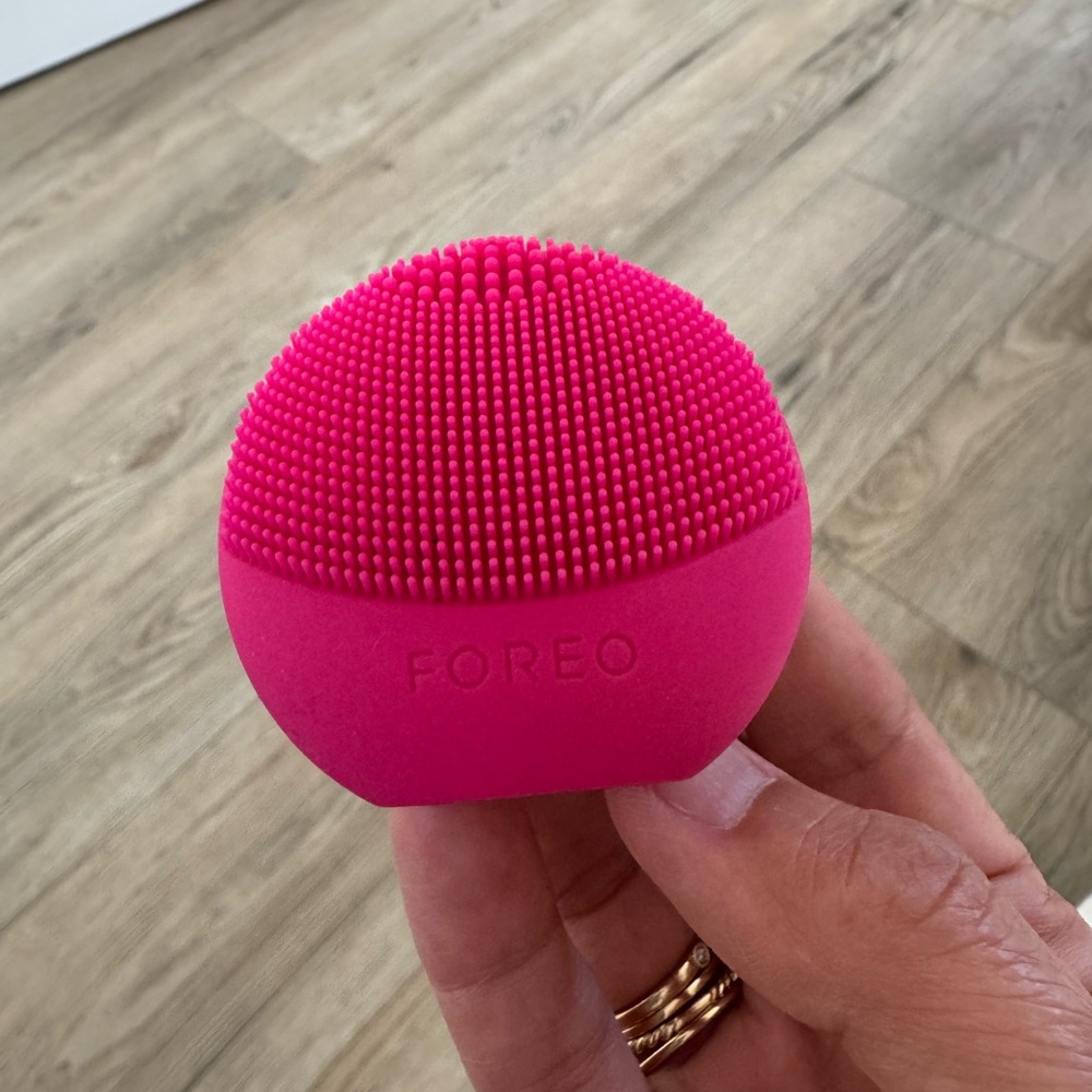 FOREO LUNA Play Sonic Face Cleansing Device and Massager pink